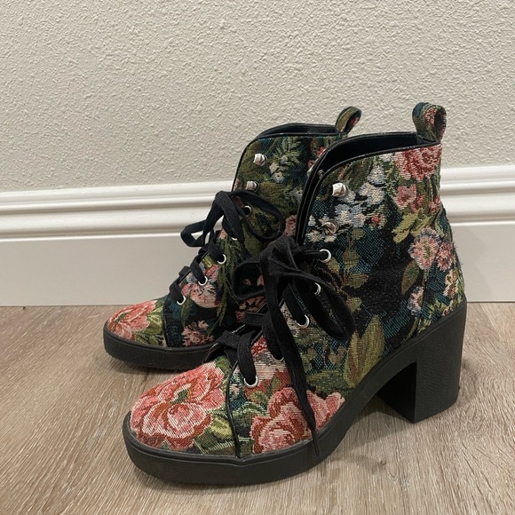 Steve Madden Abby Floral Lace-Up Black Ankle Boots - Picture 2 of 11